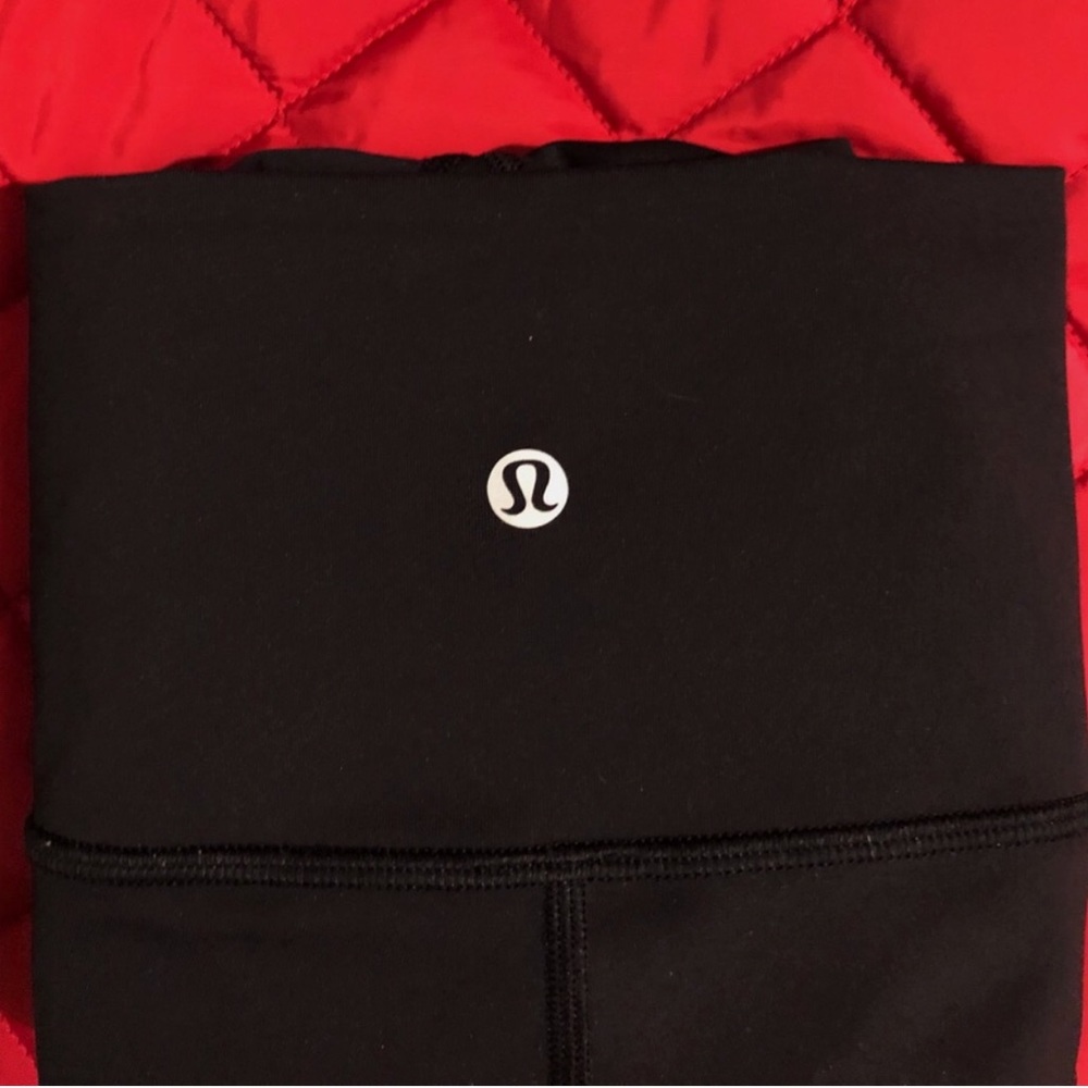 Black Lululemon aligns